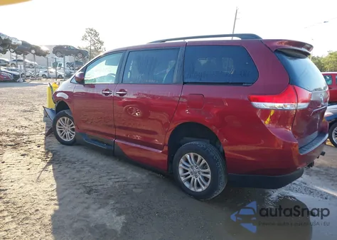 2014 Toyota Sienna Xle V6 8 Passenger z USA, uszkodzony, nr VIN 5TDYK3DCXES473671